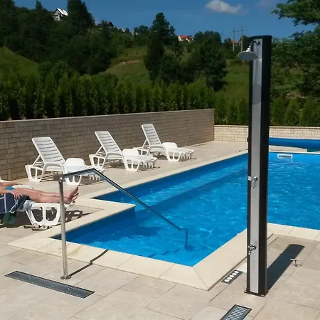 Hotel Pansion I Restoran Bijela Ruza 3*